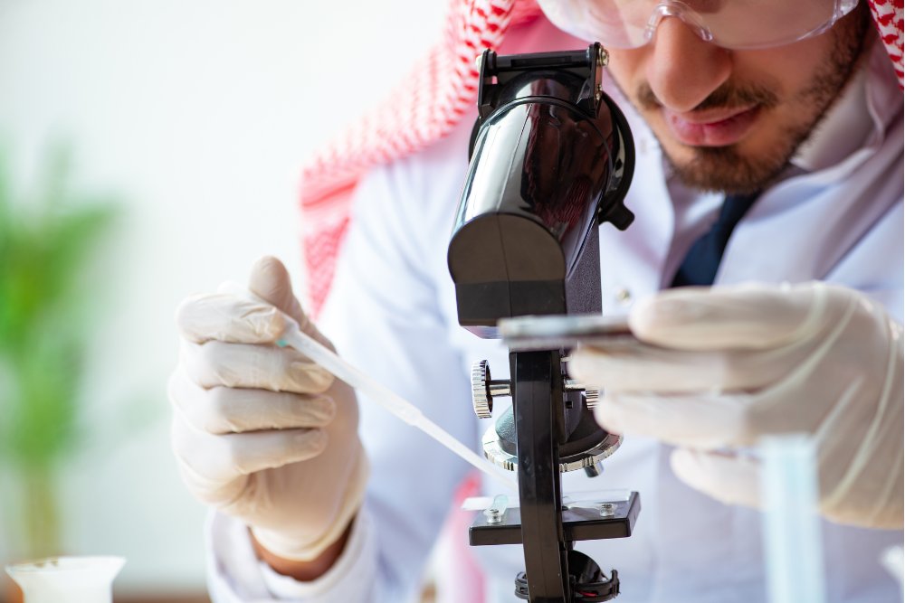 ربط البحث العلمي بالتنظيم: المعايير العالمية في الصناعات الدوائية الحيوية السعودية